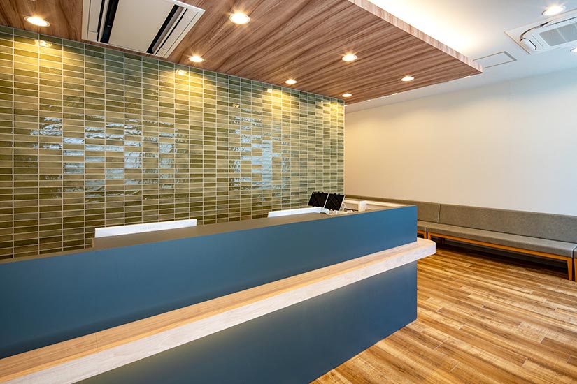クリニック受付、廊下